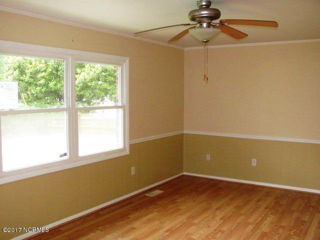 319 Cardinal Road Jacksonville, NC 28546 - Photo 3 of 12 319 Cardinal Living Room