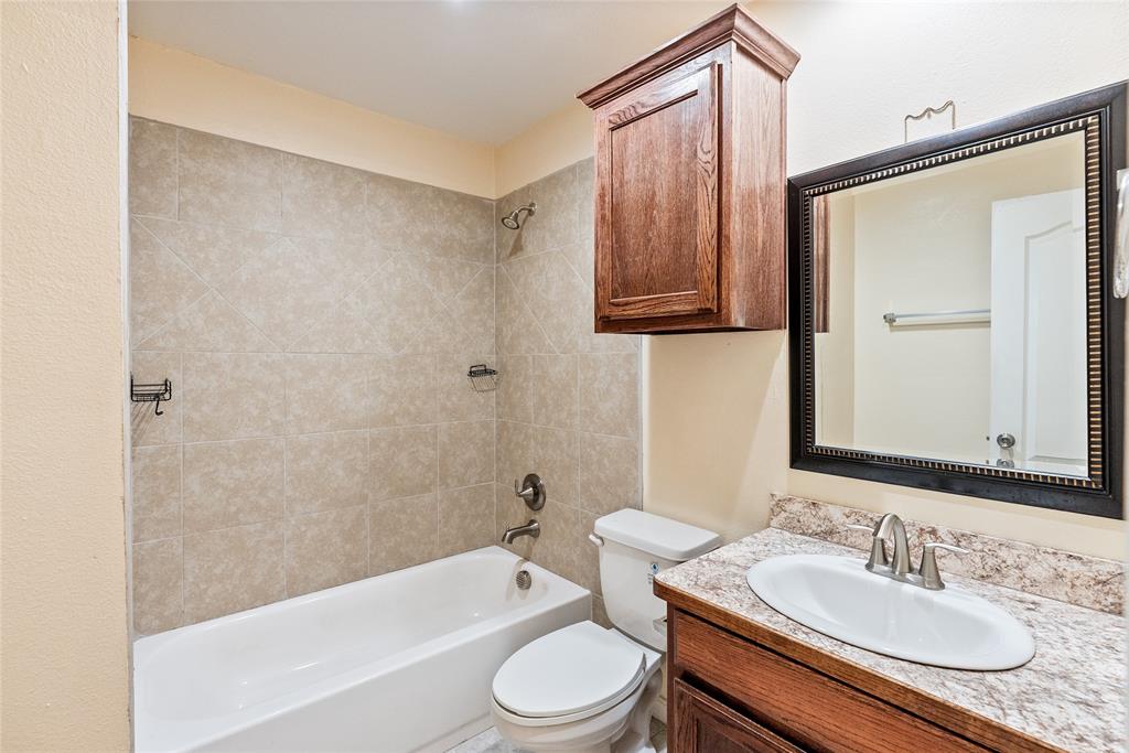 202 North Harrison Avenue Sherman, TX 75090 - Photo 11 of 26 Hall Bath