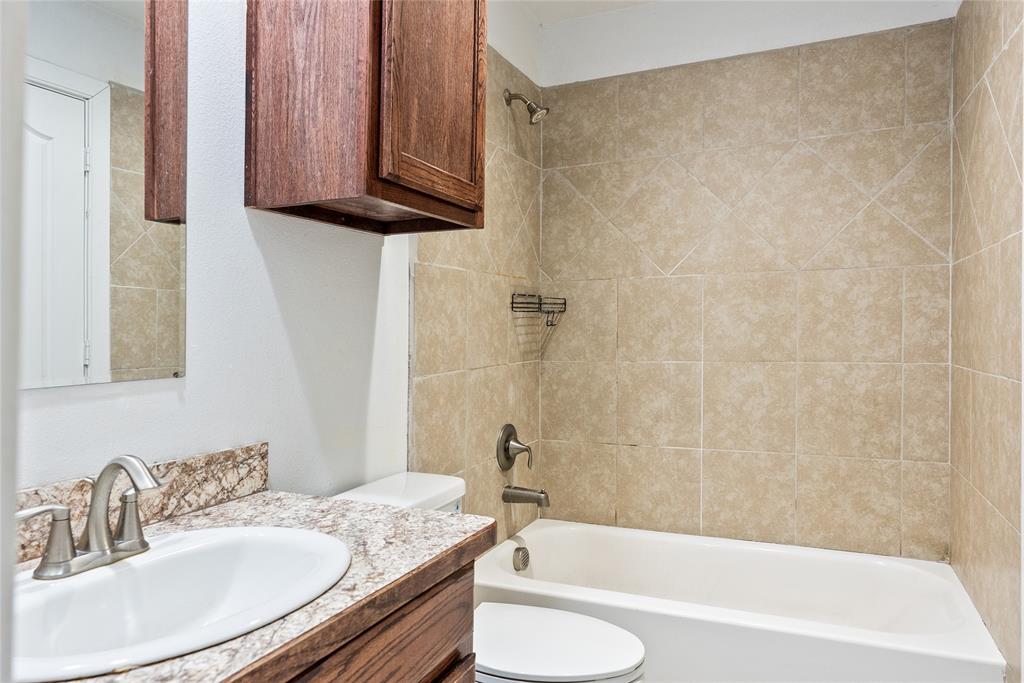 202 North Harrison Avenue Sherman, TX 75090 - Photo 17 of 26 Master Bath