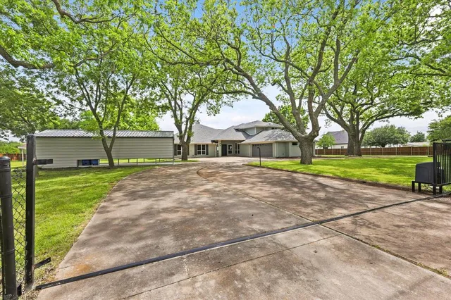 a view of a house with backyard
