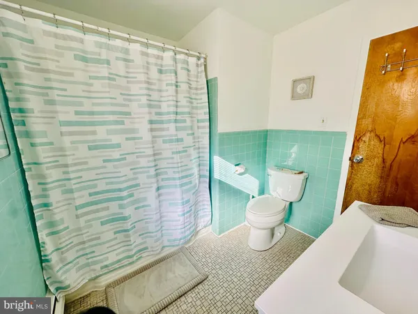 $2,100 | 1334 Montgomery Avenue, Unit D4, Narberth, PA 19072