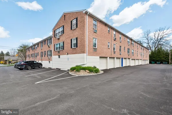 $2,100 | 1334 Montgomery Avenue, Unit D4, Narberth, PA 19072