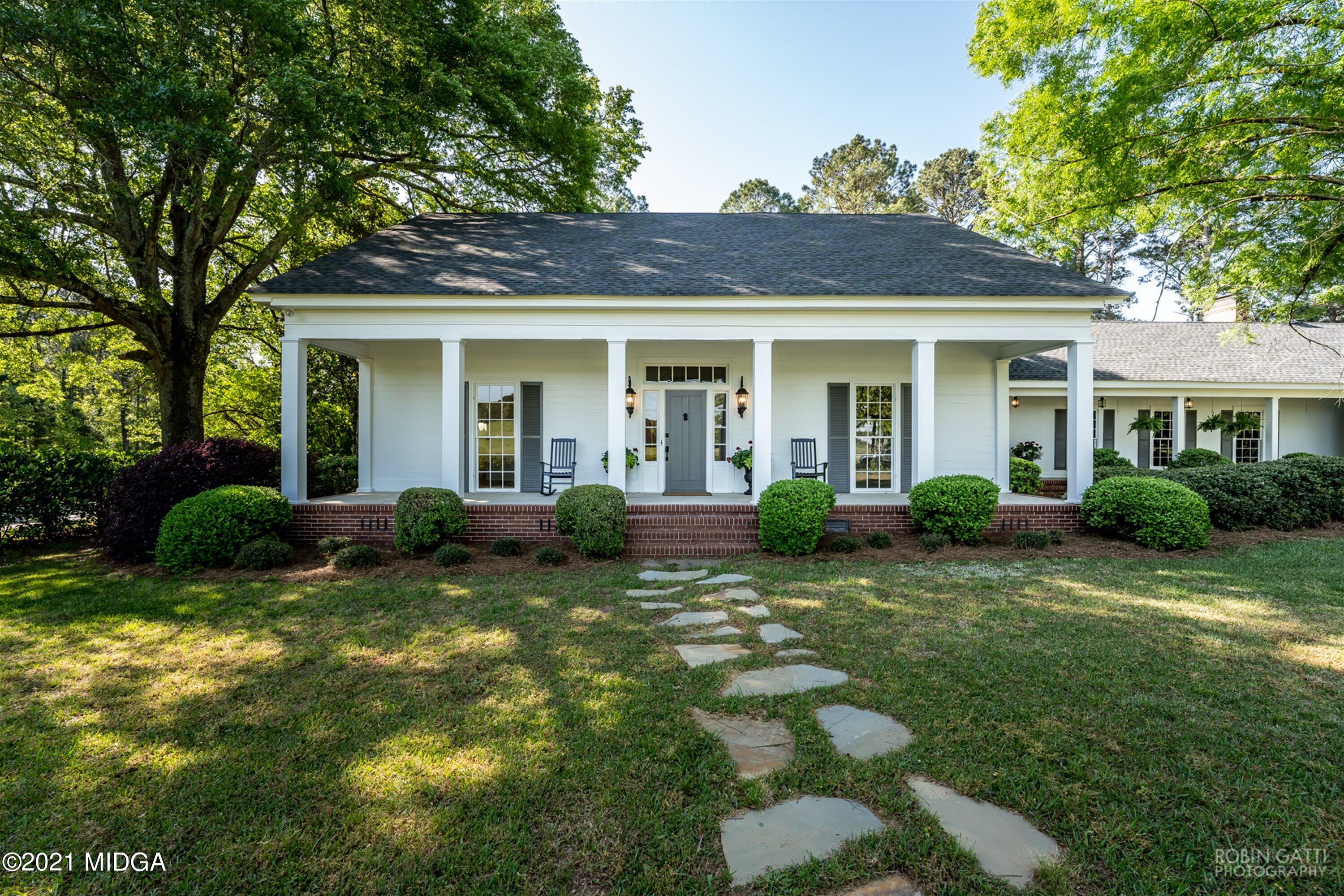 a view of a house with backyard and porch