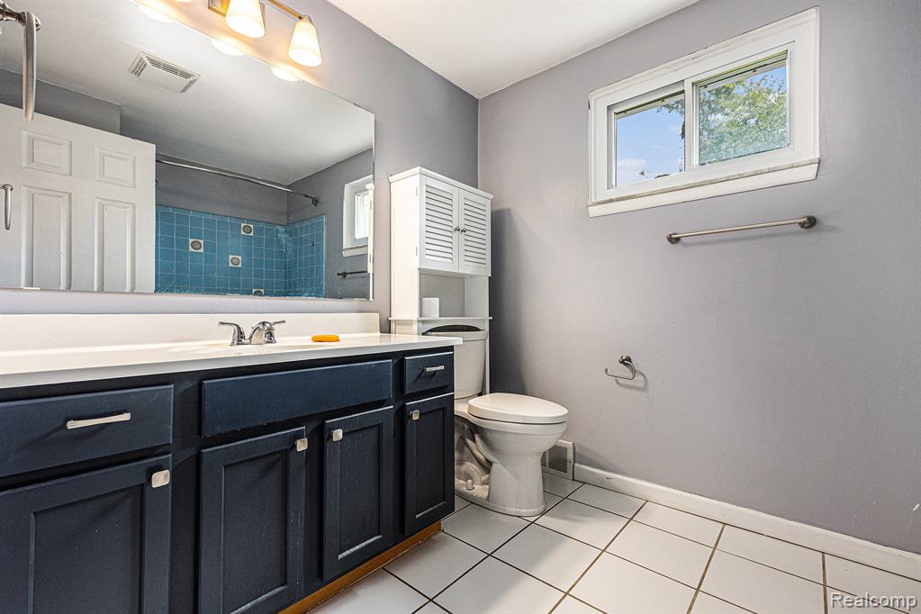 20740 Marter Road Grosse Pointe Woods, MI 48236 - Photo 17 of 37