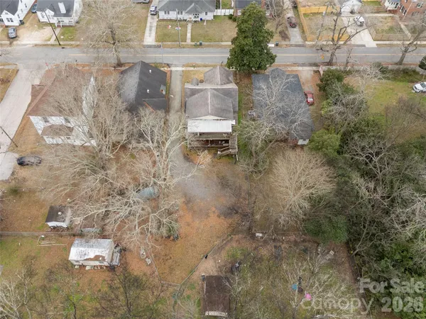 a view of a yard with a house