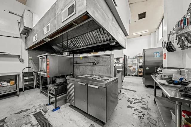 a view of entryway and kitchen