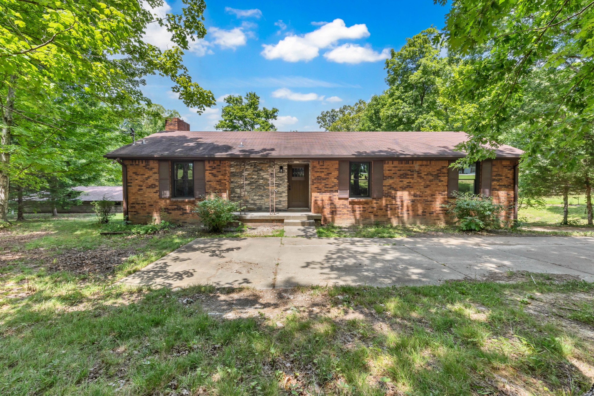 887 Harvey Road Cumberland Furnace, TN 37051 - Photo 4 of 72 a front view of a house with garden