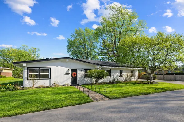 $699,900 | 8 Rob Road, Mount Prospect, IL 60056