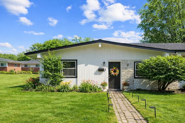 $699,900 | 8 Rob Road, Mount Prospect, IL 60056