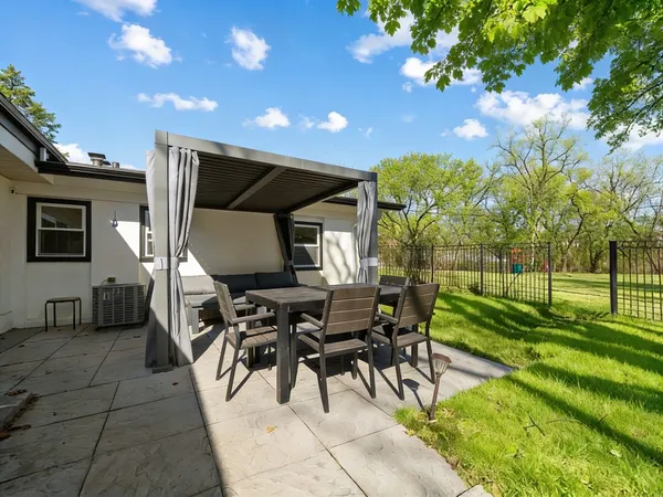 $699,900 | 8 Rob Road, Mount Prospect, IL 60056