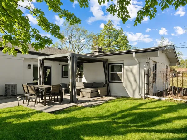 $699,900 | 8 Rob Road, Mount Prospect, IL 60056