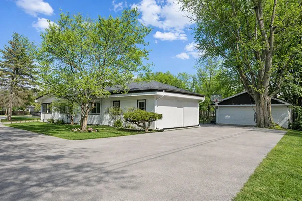 $699,900 | 8 Rob Road, Mount Prospect, IL 60056
