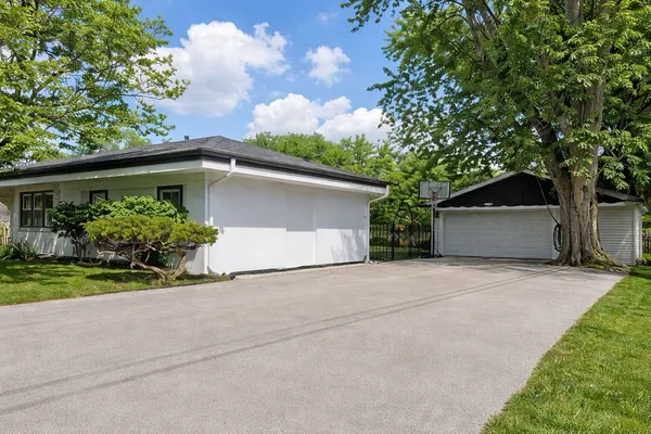 $699,900 | 8 Rob Road, Mount Prospect, IL 60056