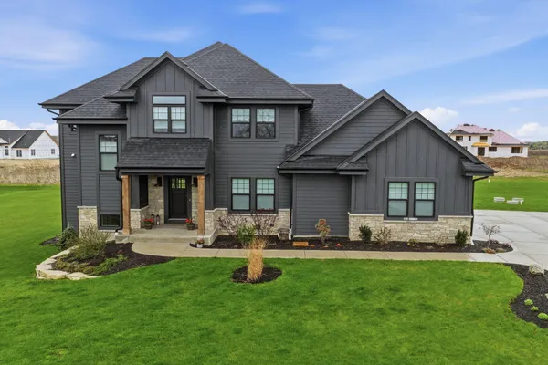 $989,900 | N82-w27785 Marshall Drive, Hartland, WI 53029