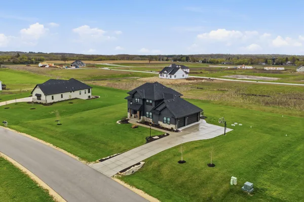 $989,900 | N82-w27785 Marshall Drive, Hartland, WI 53029