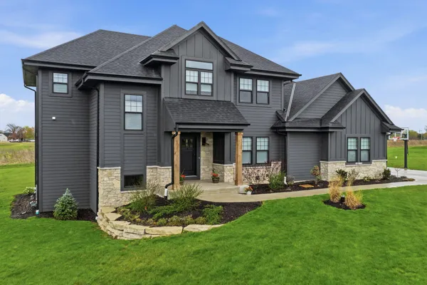 $989,900 | N82-w27785 Marshall Drive, Hartland, WI 53029