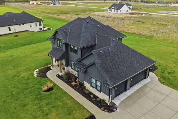 $989,900 | N82-w27785 Marshall Drive, Hartland, WI 53029