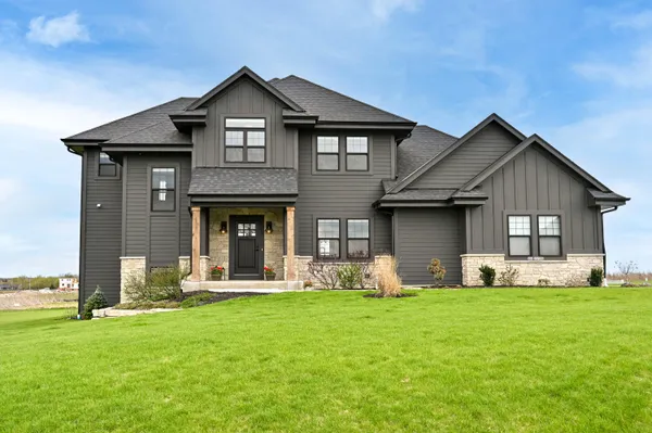 $989,900 | N82-w27785 Marshall Drive, Hartland, WI 53029
