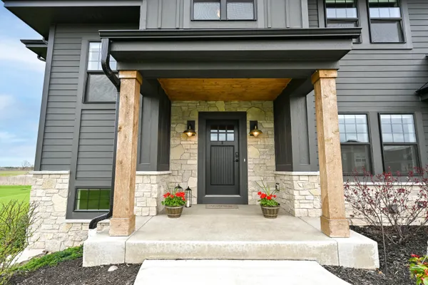 $989,900 | N82-w27785 Marshall Drive, Hartland, WI 53029