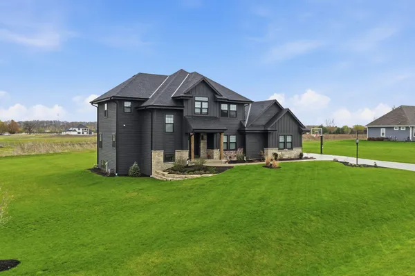 $989,900 | N82-w27785 Marshall Drive, Hartland, WI 53029