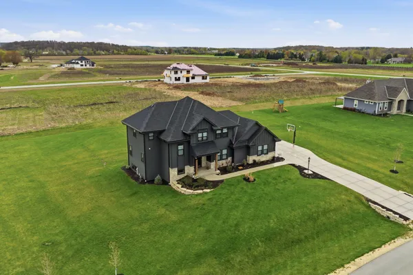 $989,900 | N82-w27785 Marshall Drive, Hartland, WI 53029