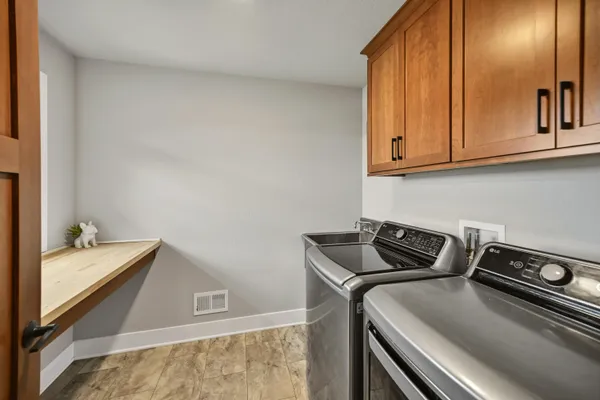 $989,900 | N82-w27785 Marshall Drive, Hartland, WI 53029