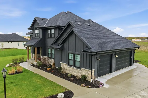 $989,900 | N82-w27785 Marshall Drive, Hartland, WI 53029