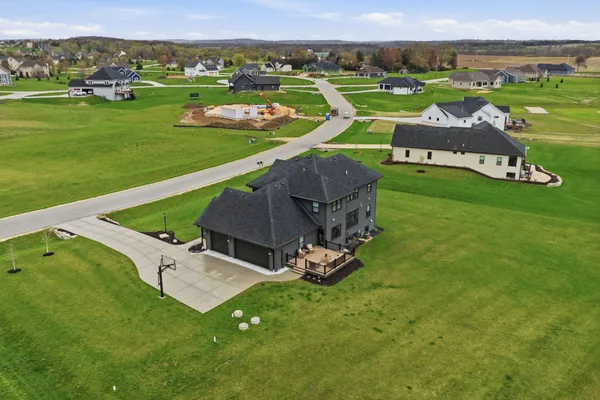 $989,900 | N82-w27785 Marshall Drive, Hartland, WI 53029