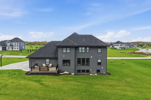 $989,900 | N82-w27785 Marshall Drive, Hartland, WI 53029