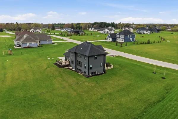 $989,900 | N82-w27785 Marshall Drive, Hartland, WI 53029