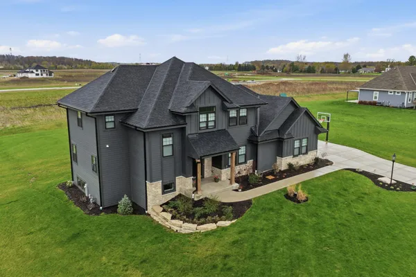 $989,900 | N82-w27785 Marshall Drive, Hartland, WI 53029