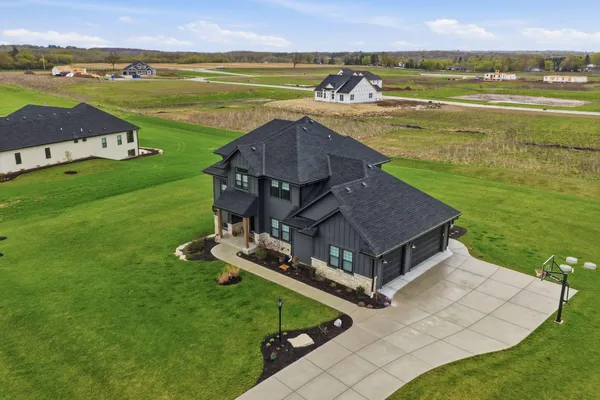 $989,900 | N82-w27785 Marshall Drive, Hartland, WI 53029