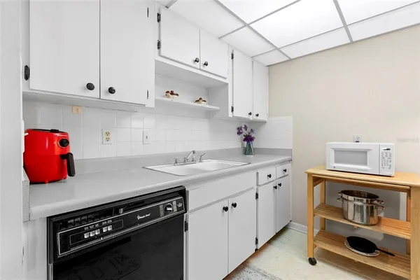 $84,900 | 401 De Grasse Place, Unit 18, Sun City Center, FL 33573