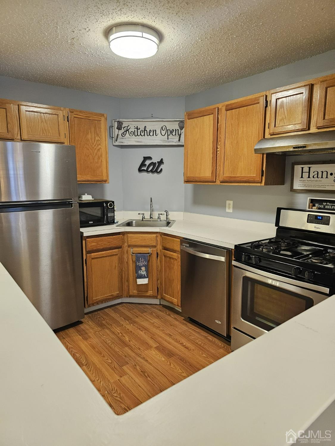 112 Prestwick Way Edison, NJ 08820 - Photo 8 of 24 a kitchen with a sink stove and refrigerator