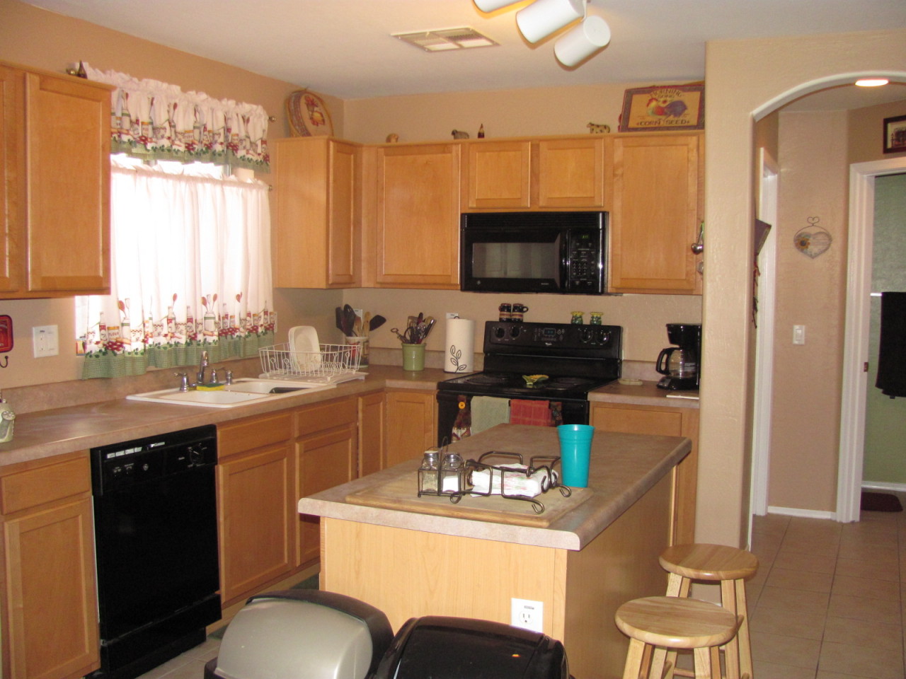 1206 West Darrel Road Phoenix, AZ 85041 - Photo 2 of 9 Kitchen
