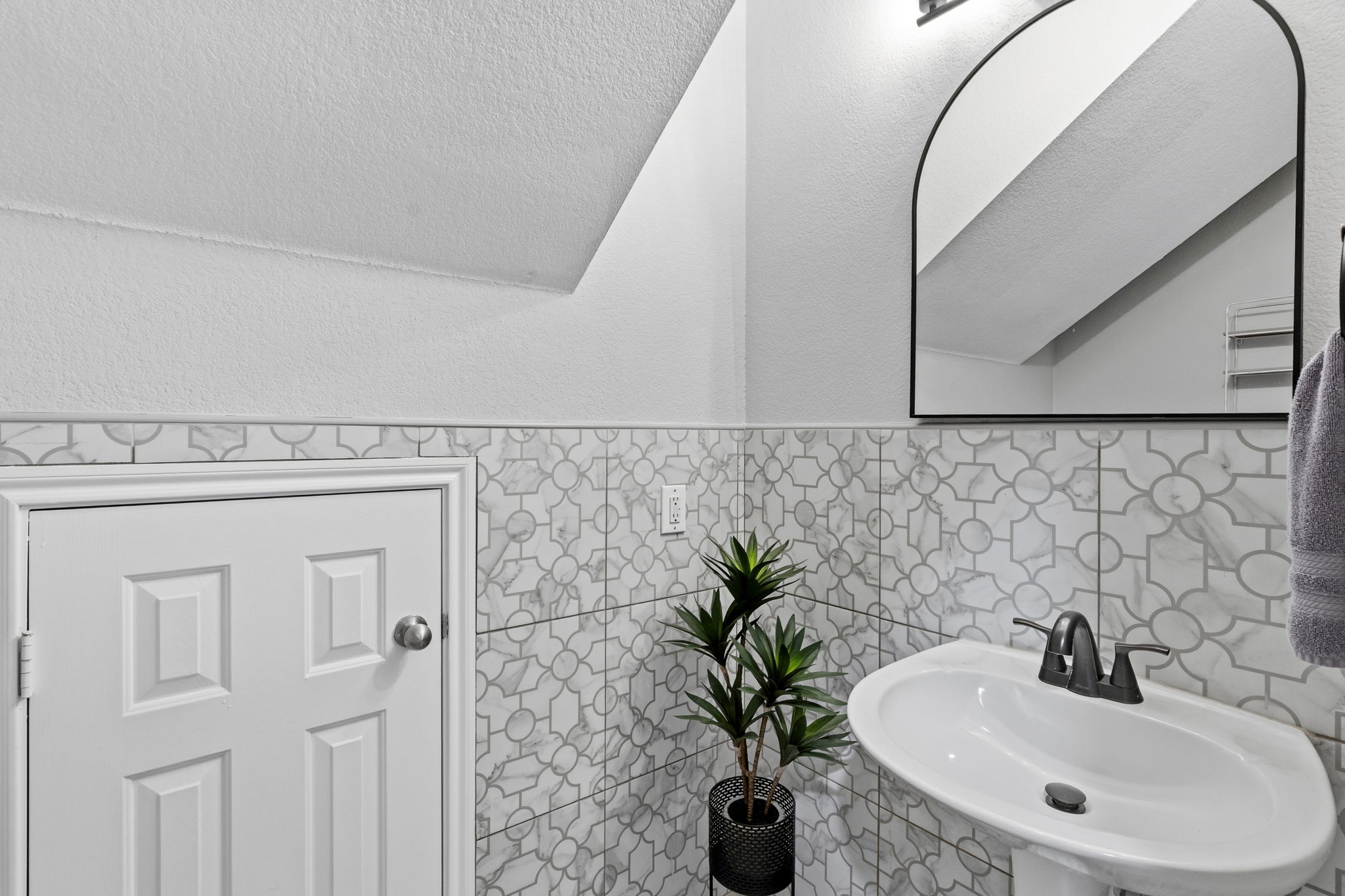 11241 Lost Maples Trail Austin, TX 78748 - Photo 12 of 28 Half Bathroom