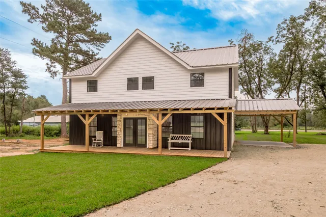 a view of a house with a backyard