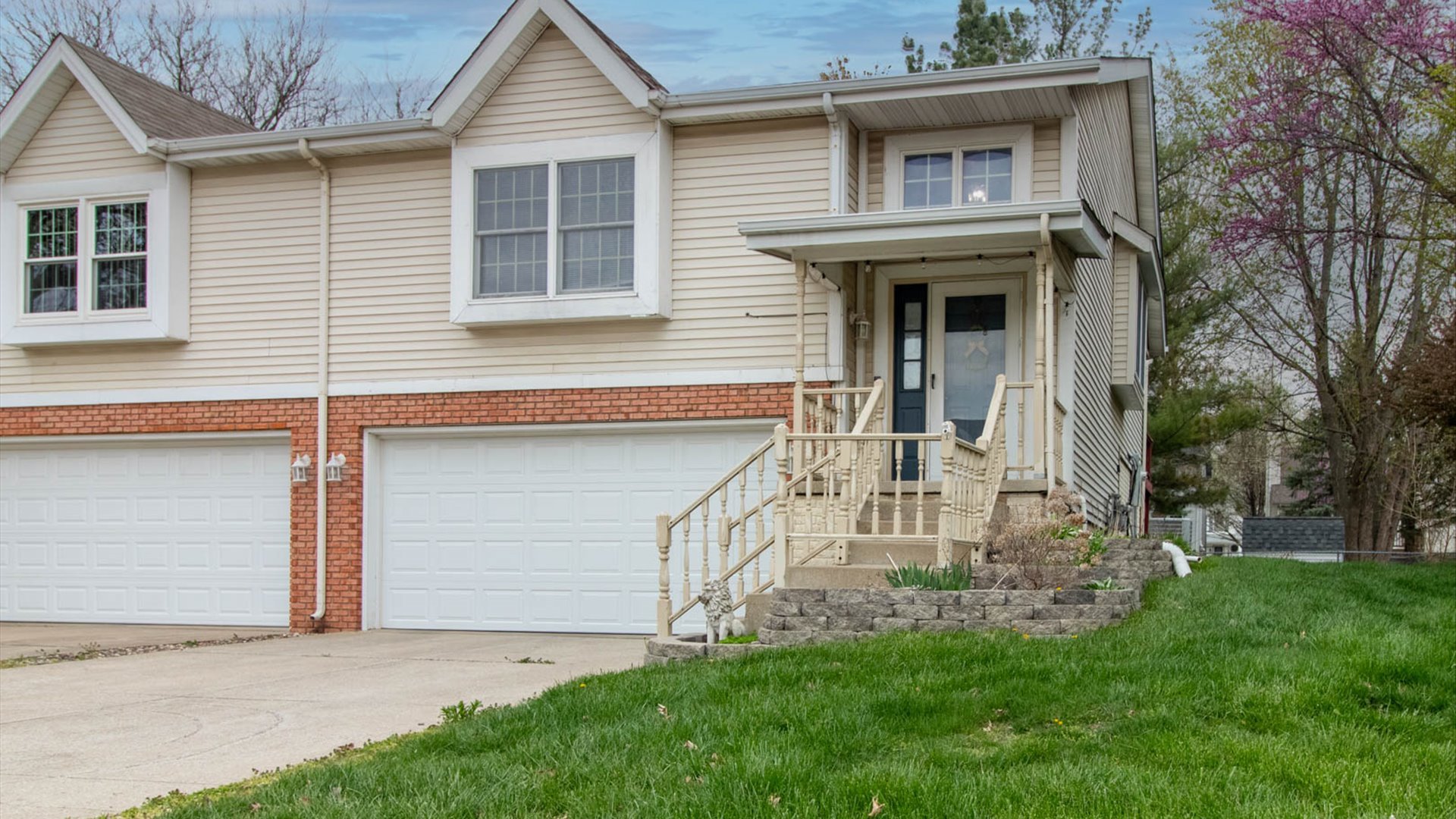 a view of house with a yard