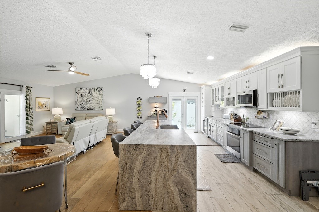 725 Acacia Road Vero Beach, FL 32963 - Photo 2 of 32