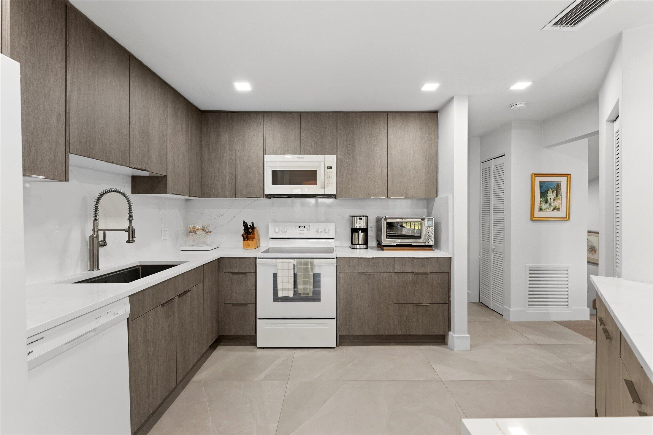 5521 Coach House Circle, Unit G Boca Raton, FL 33486 - Photo 11 of 32 Kitchen
