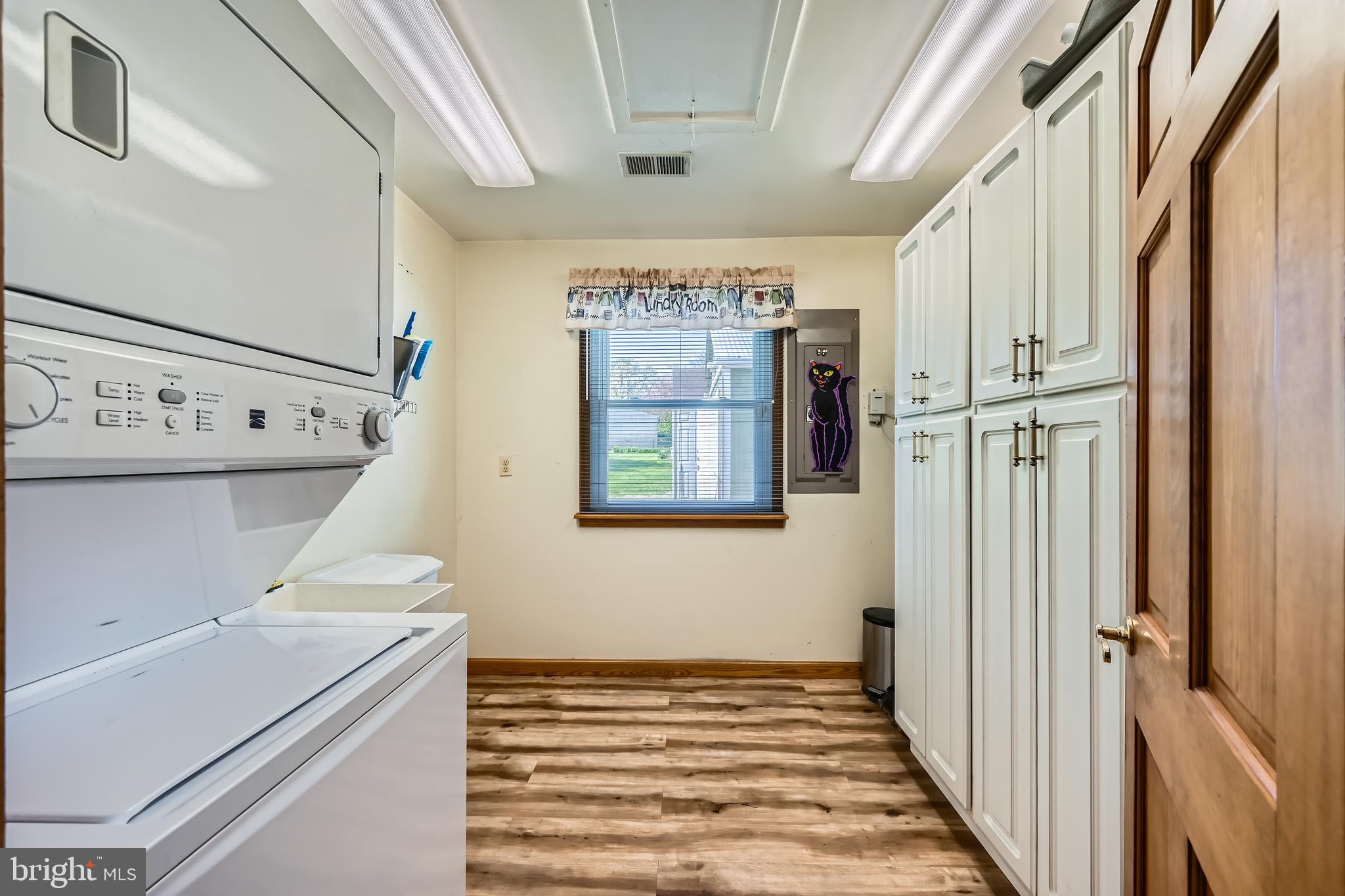 1722 Anne Avenue Baltimore, MD 21221 - Photo 20 of 28 a view of a hallway with windows