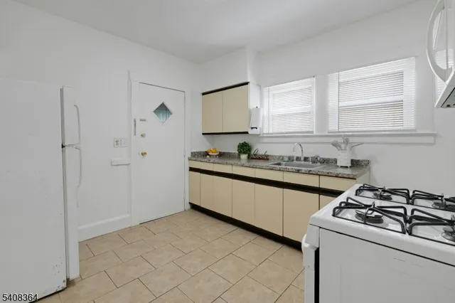 $2,100 | 26 Grenada Place, Unit 1, Montclair, NJ 07042