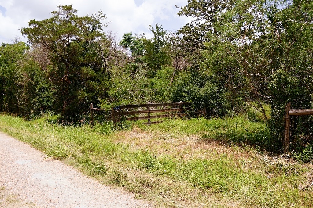 550 North Raymond Road La Grange, TX 78945 - Photo 4 of 28 a backyard of a house with lots of green space