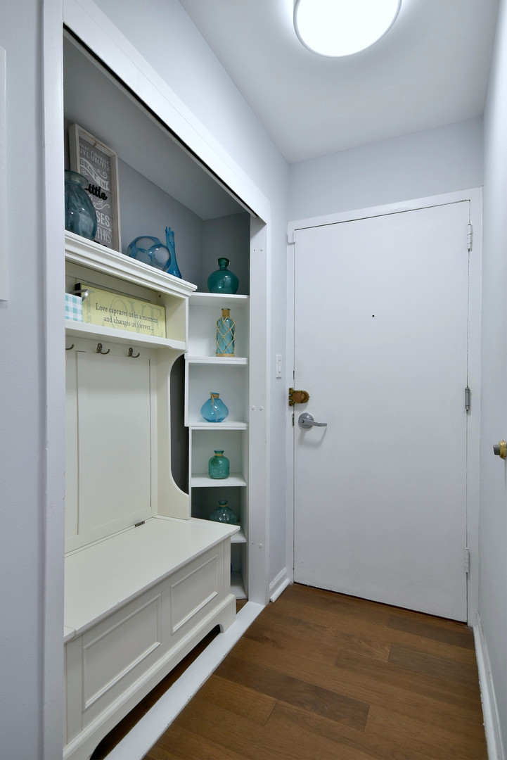 3950 North Lake Shore Drive, Unit 1202 Chicago, IL 60613 - Photo 3 of 32 a bathroom with a tub and shower