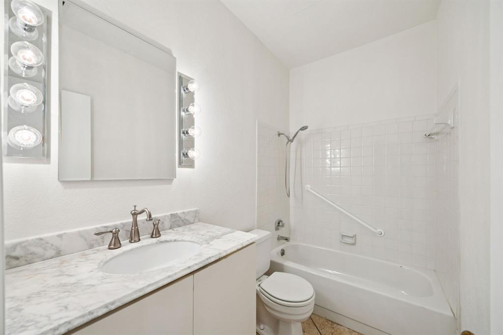 5310 Keller Springs Road, Unit 612 Dallas, TX 75248 - Photo 7 of 33 Full guest bath with Hollywood style lights.
