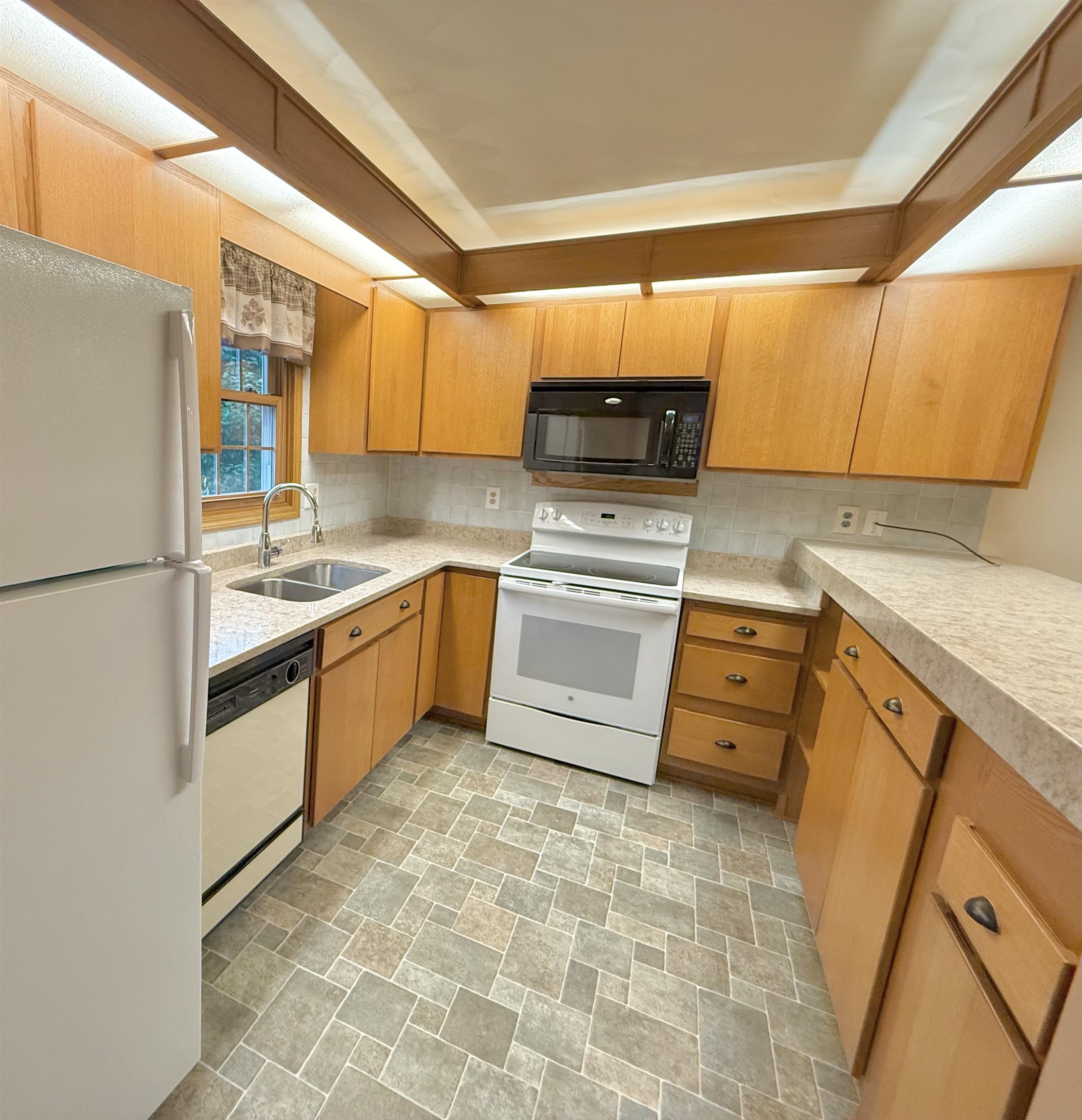 840 Saddle Ridge Portage, WI 53901 - Photo 9 of 38