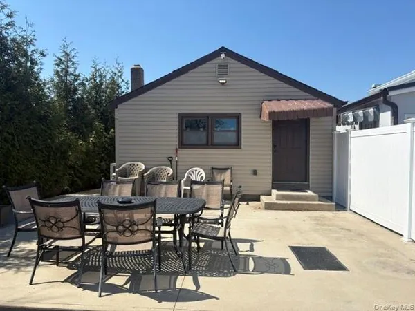 $2,500 | 424 Bayville Avenue, Unit BUNGALOW, Bayville, NY 11709