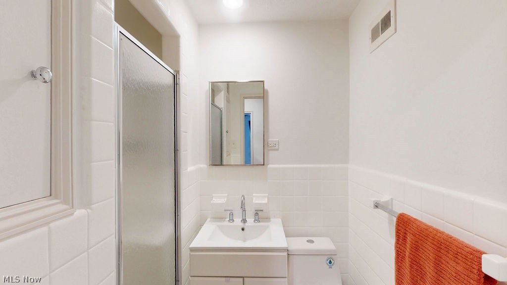 13800 Fairhill Road, Unit 203 Cleveland, OH 44120 - Photo 18 of 28 Primary bathroom featuring walk-in shower and updated vanity and tiolet.
