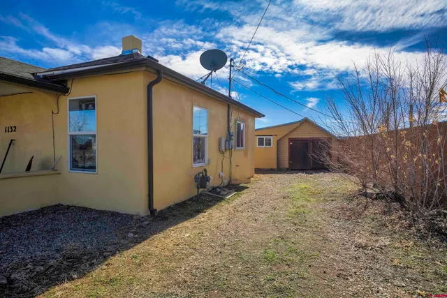 a view of a house with a backyard