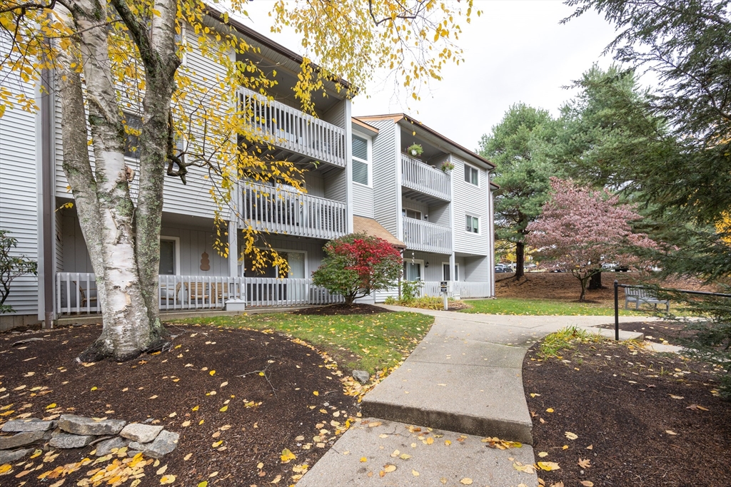 605 Franklin Crossing Road, Unit 605 Franklin, MA 02038 - Photo 24 of 31 a front view of a building with yard